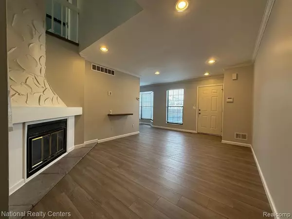 Farmington Hills, MI 48331 1032,38959 COUNTRY Circle