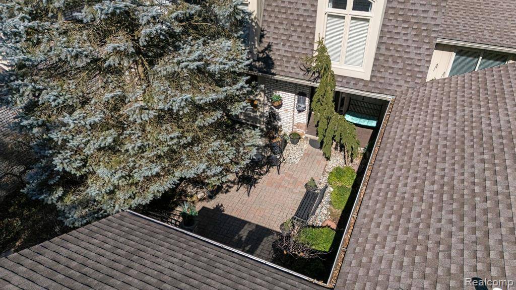 Bloomfield Hills, MI 48304 1241,1339 KNOLLCREST Circle