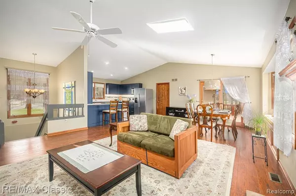 Walled Lake, MI 48390 2682,1733 ASHLEY Court