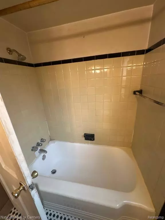 Detroit, MI 48214 3630,480 MARQUETTE Drive