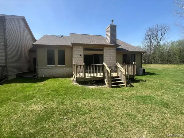 West Bloomfield, MI 48322 3167,7355 SHERWOOD CREEK