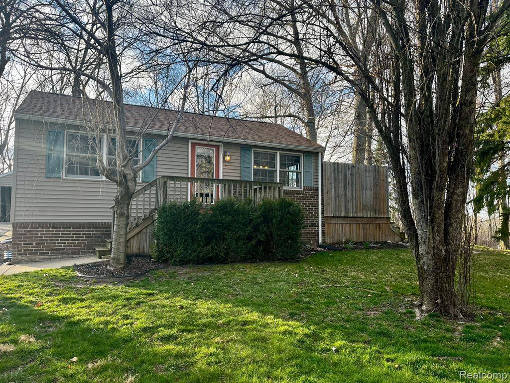 943 MAPLE Drive, Lake Odessa, MI 48849 9430