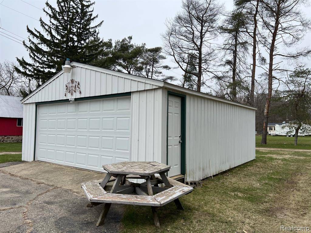 Columbiaville, MI 48421 9384,5231 LONSBERRY Road