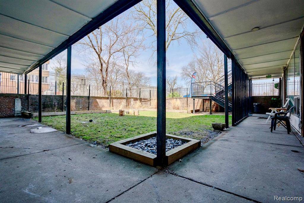 Highland Park, MI 48203 3824,303 COVINGTON Drive