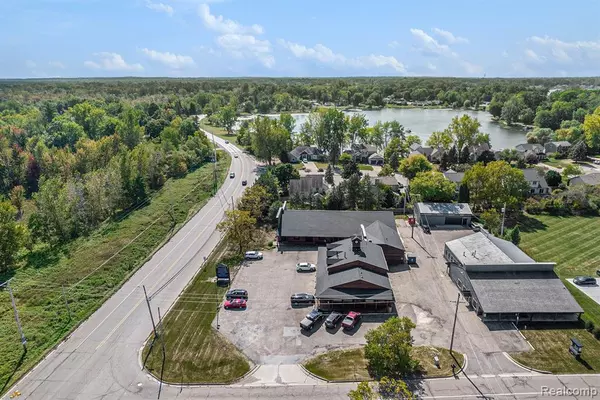 Fenton, MI 48430 9614,12272 N FENTON Road