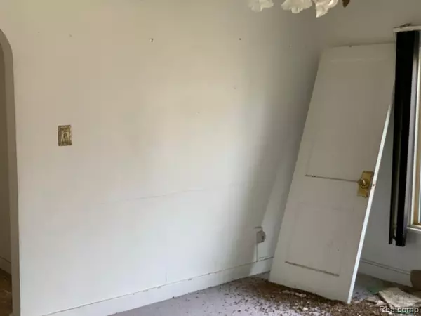 Flint, MI 48503 1019,325 W PATERSON Street