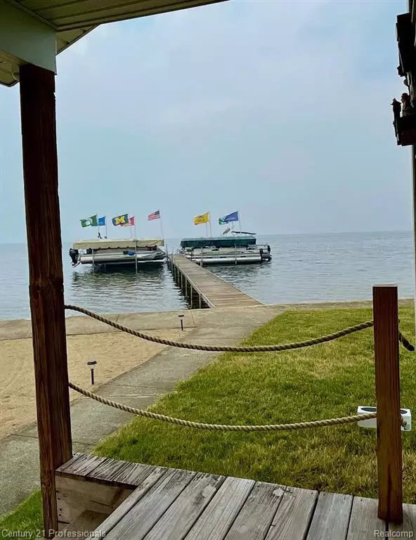 Houghton Lake, MI 48629 8616,6366 W HOUGHTON LAKE 4 Drive