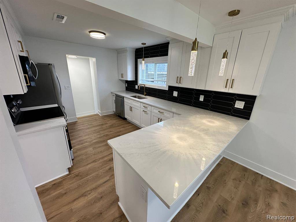 Troy, MI 48083 1705,1686 BEECH Street