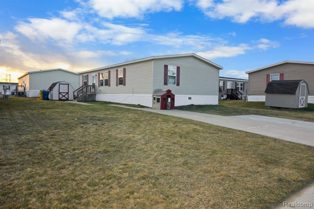 23154 Heron, New Boston, MI 48164