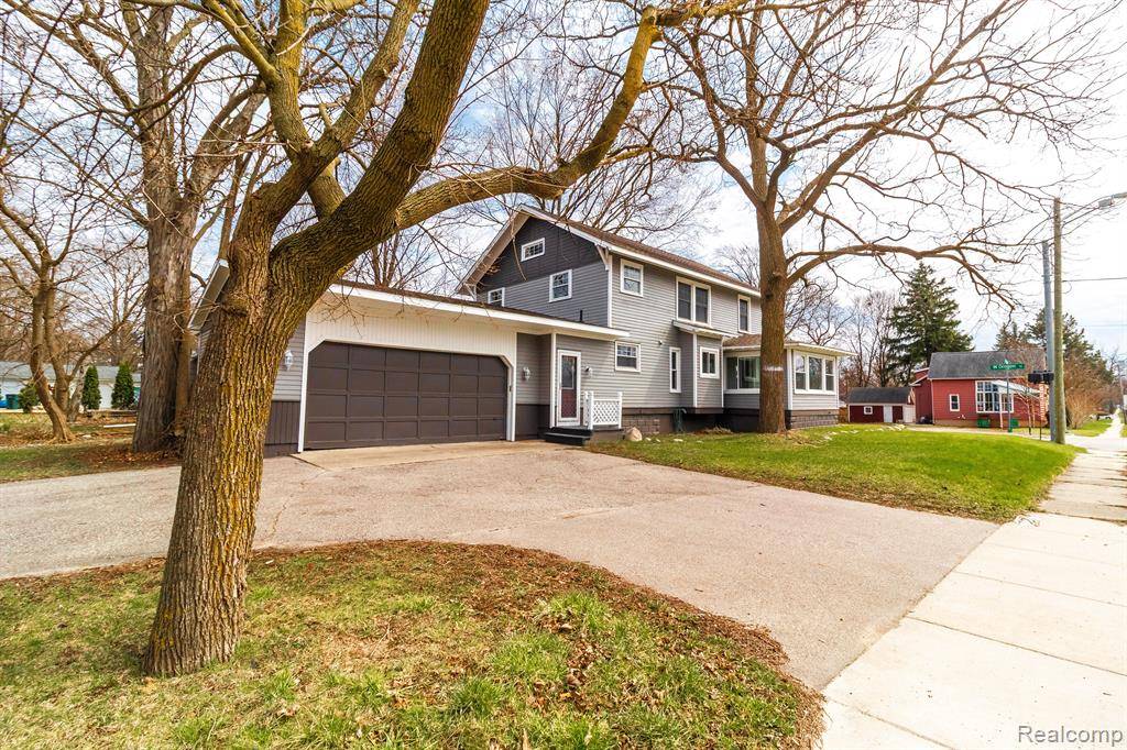 Lapeer, MI 48446 1423,938 W OREGON Street