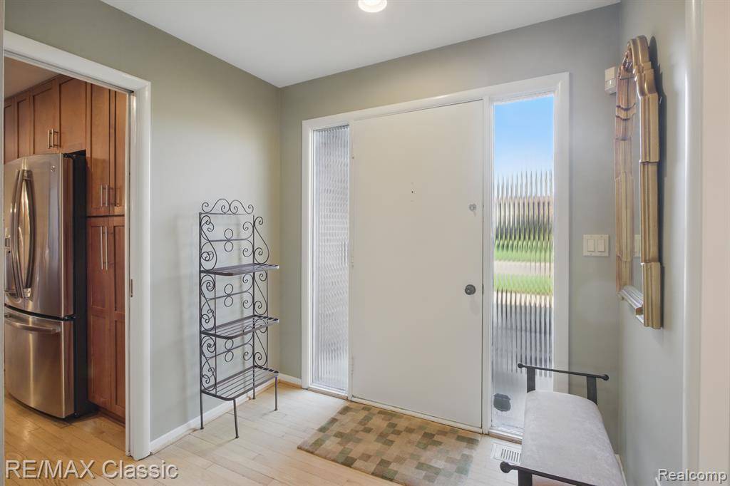 West Bloomfield, MI 48323 3014,2115 BORDEAUX Street