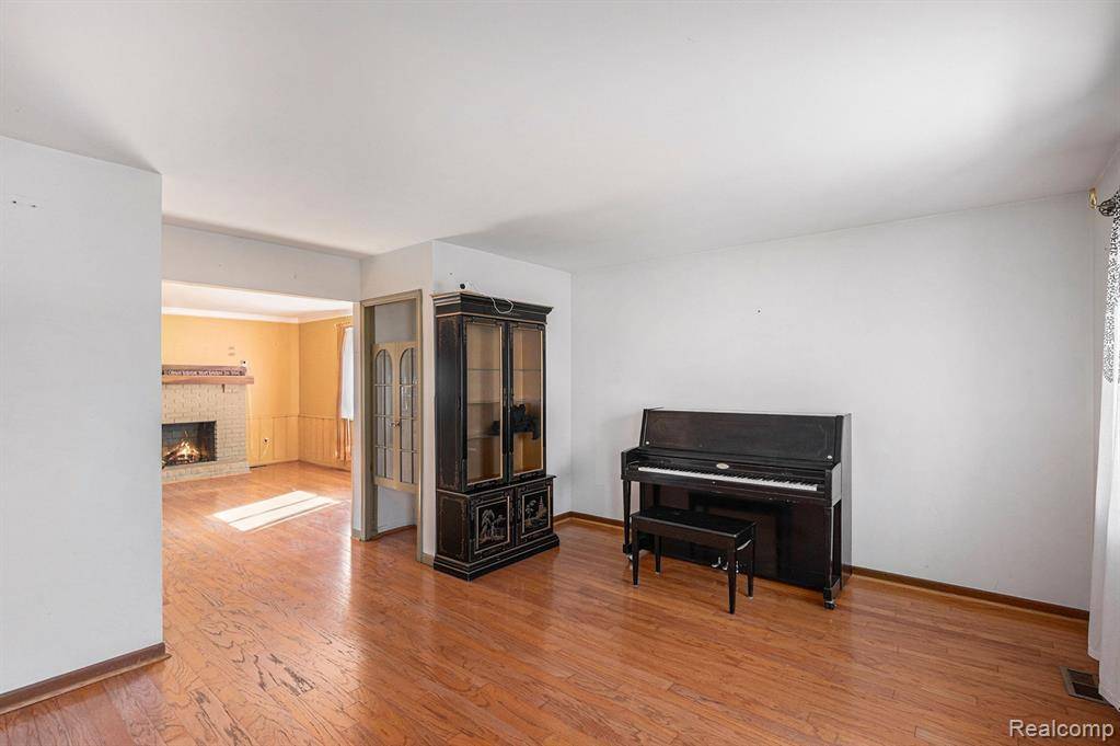 Troy, MI 48083 1622,460 HICKORY Drive