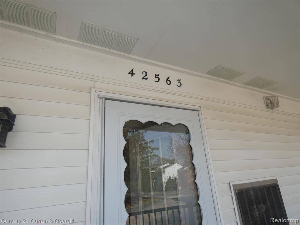 Plymouth, MI 48170 2566,42563 PLYMOUTH HOLLOW Drive