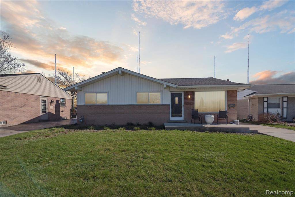 2153 NEW YORK Avenue, Lincoln Park, MI 48146 3476