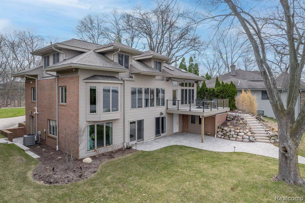 Fenton, MI 48430 1709,15284 BEALFRED Drive