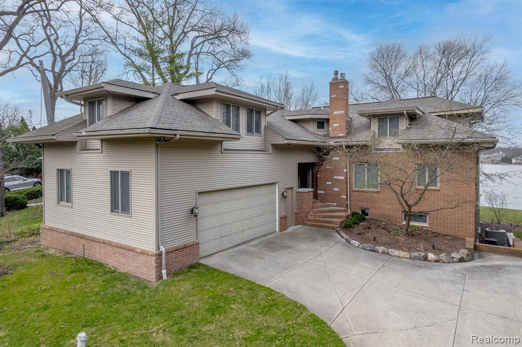 Fenton, MI 48430 1709,15284 BEALFRED Drive