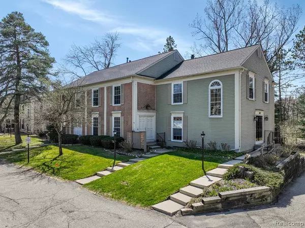 Rochester Hills, MI 48306 4208,1357 AUTUMN Lane