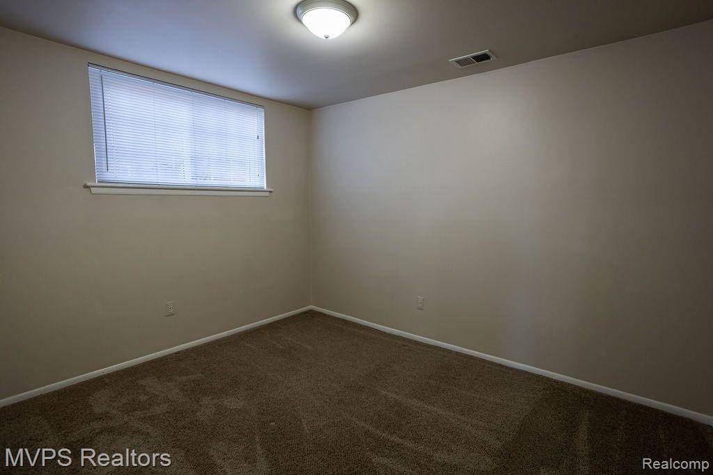 Sterling Heights, MI 48312 6078,8230 CRESTVIEW Drive