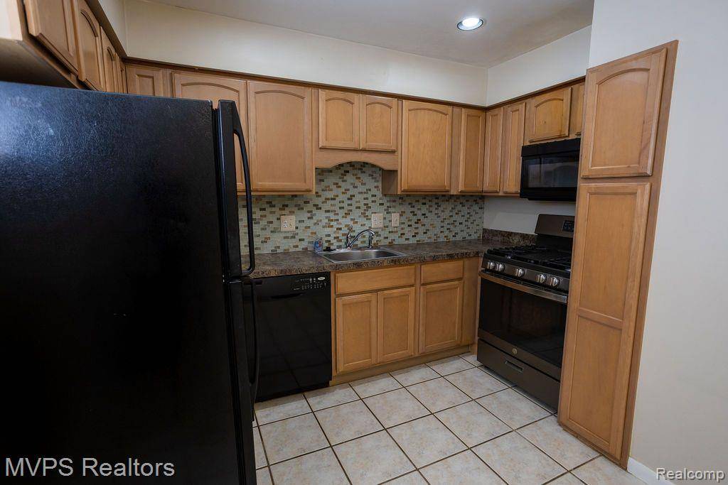Sterling Heights, MI 48312 6078,8230 CRESTVIEW Drive
