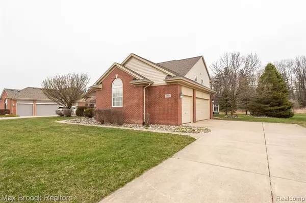 Grand Blanc, MI 48439 9644,7131 WHITE TAIL Drive