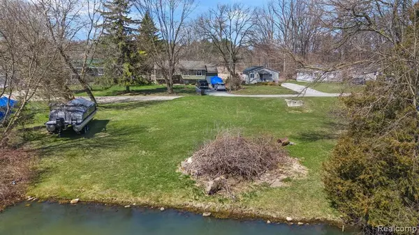 Pinckney, MI 48169 9108,8431 BAUDINE Road