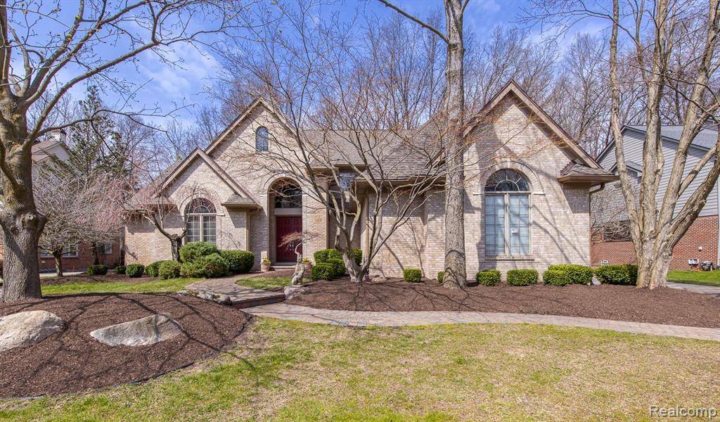 West Bloomfield, MI 48323 2074,7252 Autumn Hill Drive