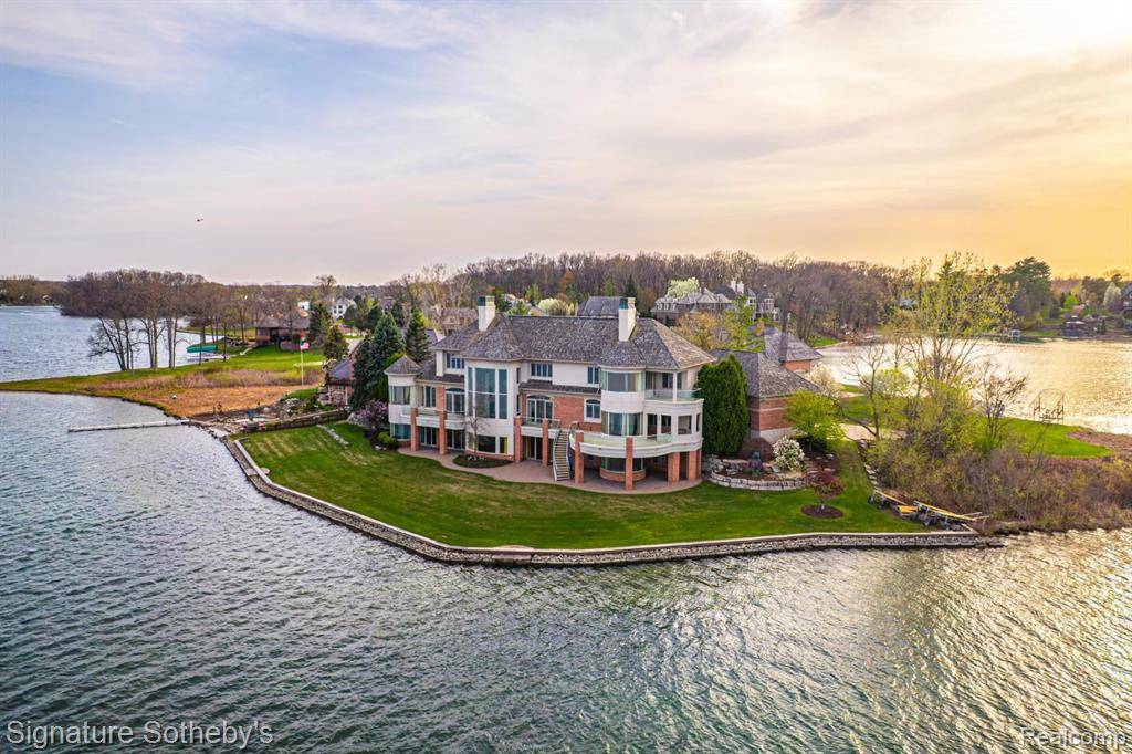 82 CHATEAUX DU LAC, Fenton, MI 48430 9140