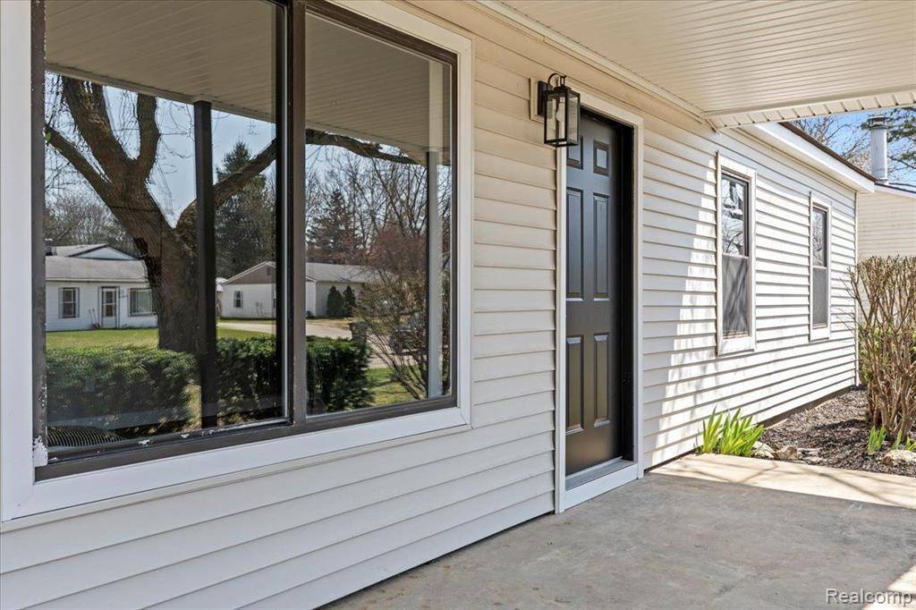 Lake Orion, MI 48359 1530,2570 FLINTRIDGE Street