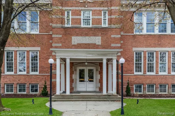 Grosse Pointe, MI 48230 1501,389 Saint Clair Avenue