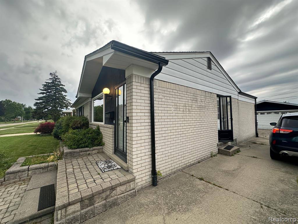 Sterling Heights, MI 48310 5845,2319 WINSTON Drive