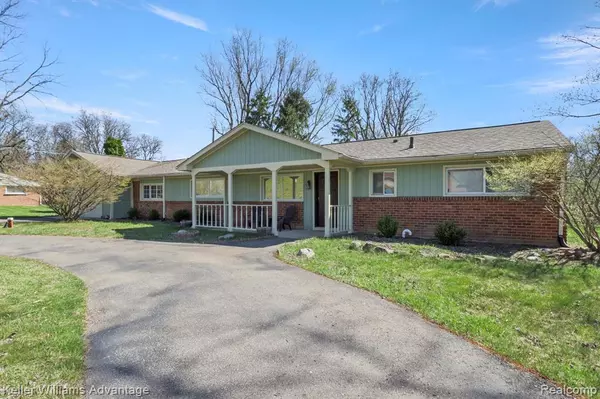28312 GREEN CASTLE Road, Farmington Hills, MI 48334 5136