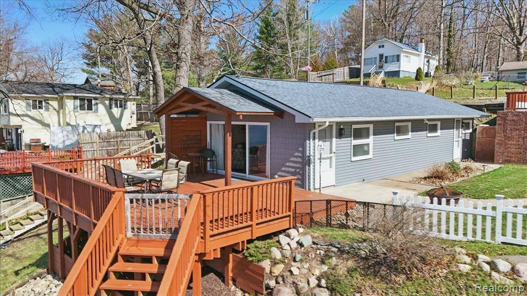 Columbiaville, MI 48421 9770,1131 LAKESHORE Drive
