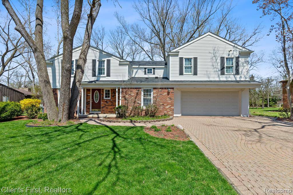 Grosse Ile, MI 48138 1218,9350 BYROMAR Lane