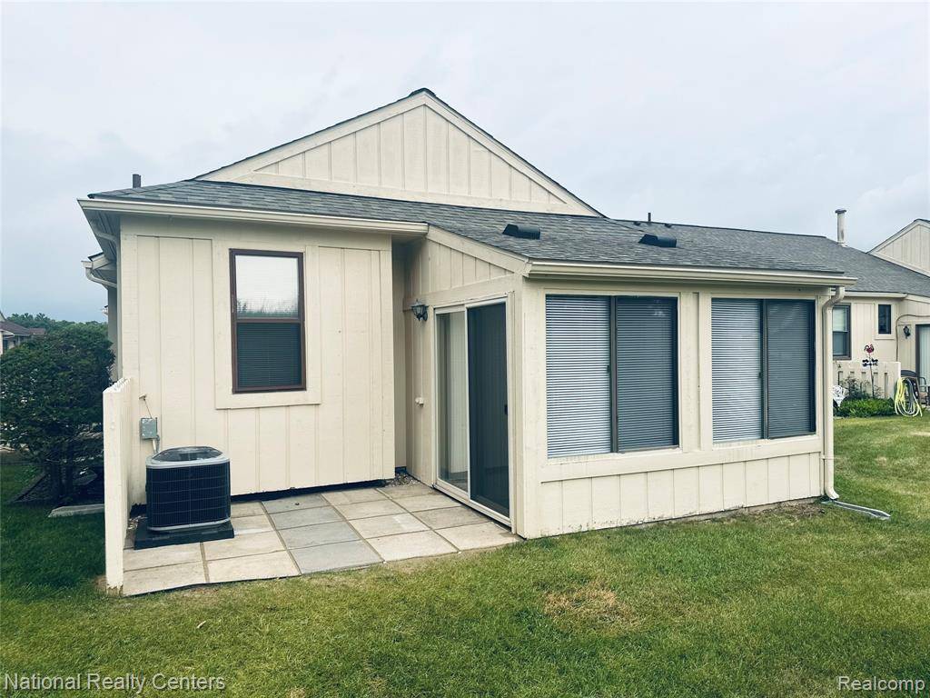 South Lyon, MI 48178,9915 Cambridge Unit # 1