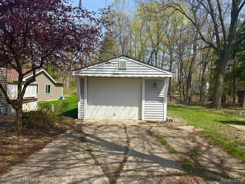 Brighton, MI 48114 9352,8275 DONNA LOU Drive