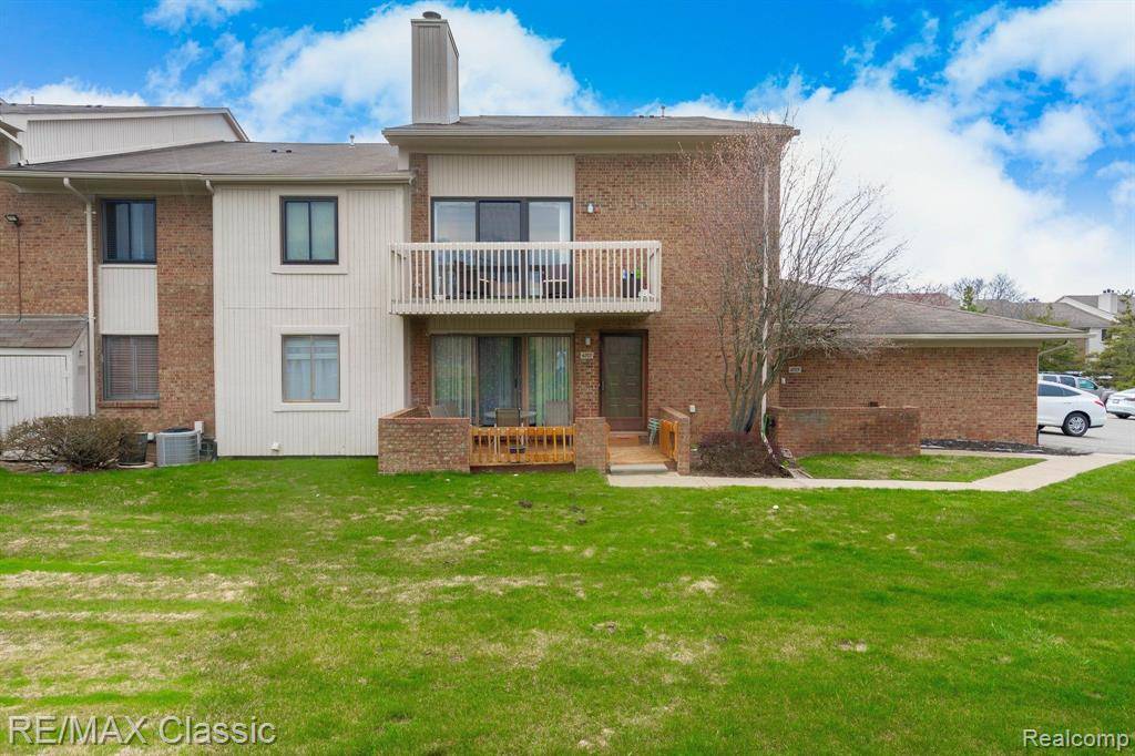 West Bloomfield, MI 48322 3071,6715 MAPLE LAKES Drive