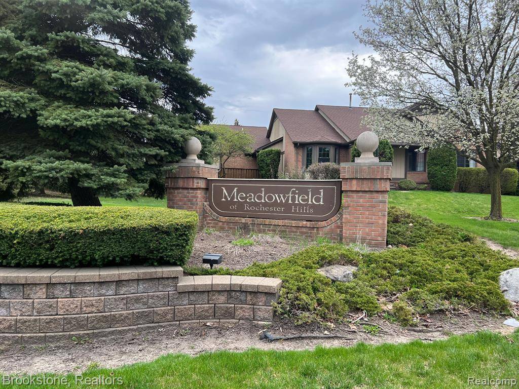 Rochester Hills, MI 48307 3045,376 MEADOW BRIDGE Drive