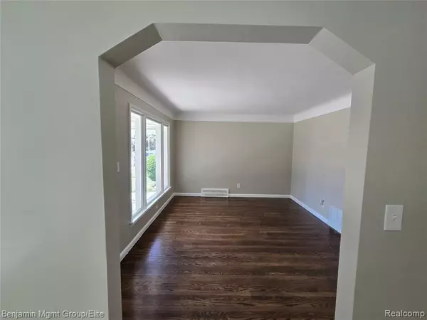 Lincoln Park, MI 48146 2361,1606 MILL Street
