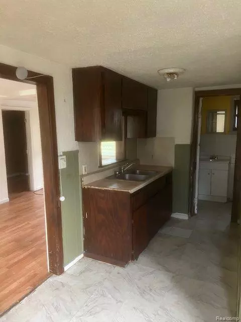 Detroit, MI 48205 1447,15871 FAIRMOUNT Drive