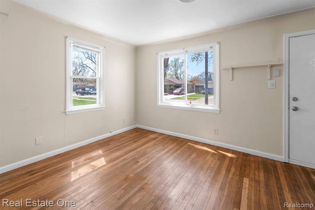 Dearborn Heights, MI 48125 3145,4957 ZIEGLER Street