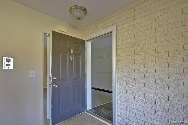 Rochester Hills, MI 48309 1458,2377 WALTON Boulevard
