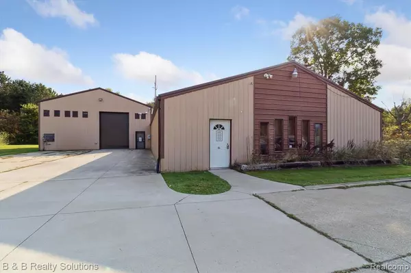 4500 LAPEER Road, Columbiaville, MI 48421 9778