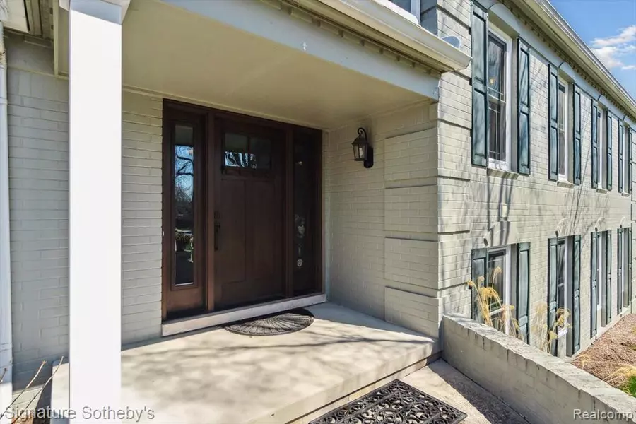 5896 HUNTERS GATE Drive, Troy, MI 48098 2345