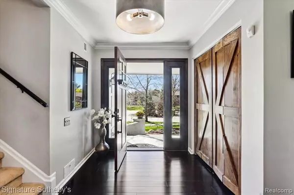 Troy, MI 48098 2345,5896 HUNTERS GATE Drive