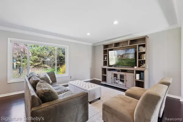 Troy, MI 48098 2345,5896 HUNTERS GATE Drive