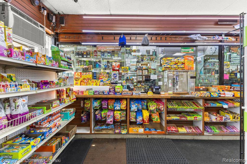 Detroit, MI 48219 2581,20630 W 7 MILE Road