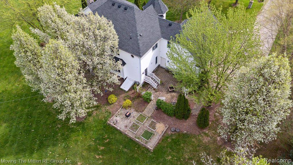 Saline, MI 48176 9465,9730 WOODBEND Drive