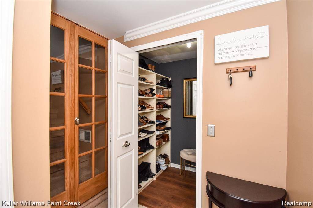 Saint Clair Shores, MI 48082 1059,324 COUNTRY CLUB Drive