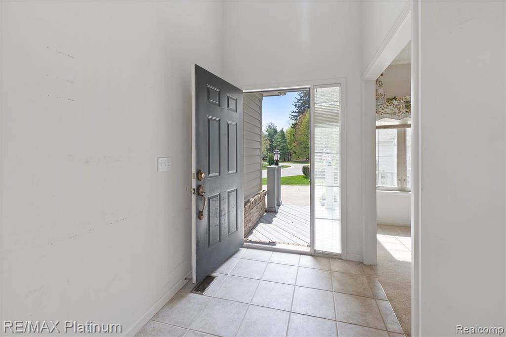 Brighton, MI 48116 4703,4656 VILLA FRANCE Drive