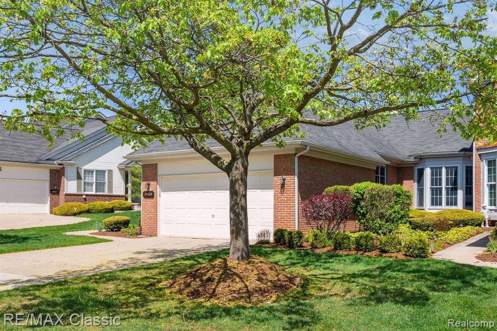 Northville, MI 48168 3480,39508 VILLAGE RUN Drive